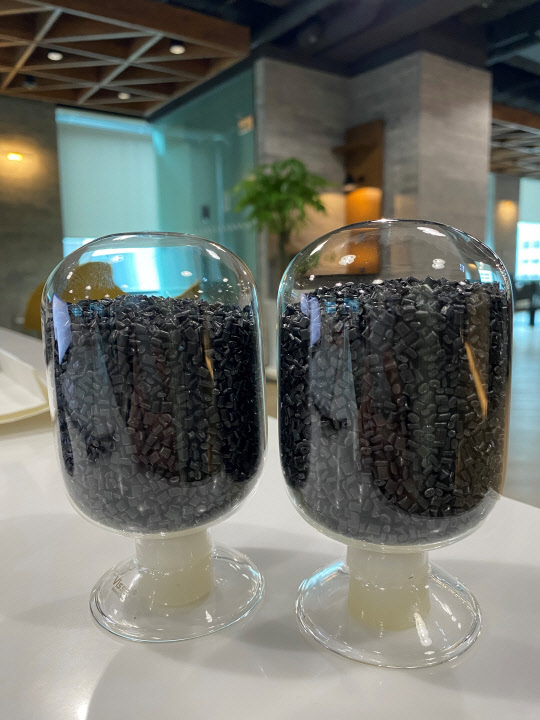 멸균팩 재활용 소재 샘플. <SK종합화학 제공>